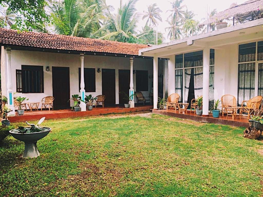 Lotus Surf House Hotel Oost-Oost-Midigama Buitenkant foto